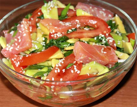 Дальневосточный салат с красной соленой рыбой