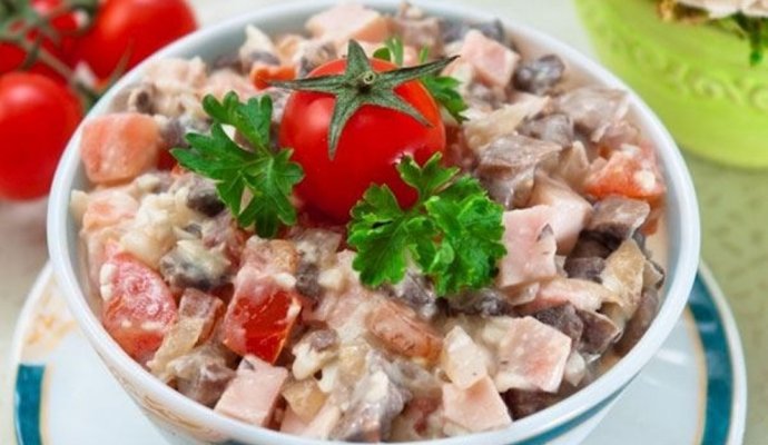 Салат с жареными шампиньонами