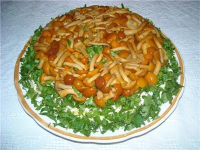 Салат с маринованными опятами