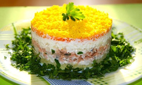 Слоеный салат с курицей «Нежность»