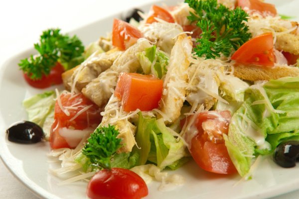 Салат Цезарь с курицей классический