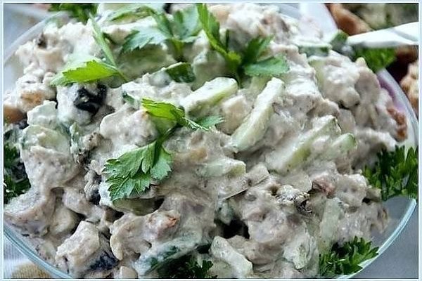 Салат с курицей и черносливом