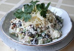 Салат с черносливом и курицей