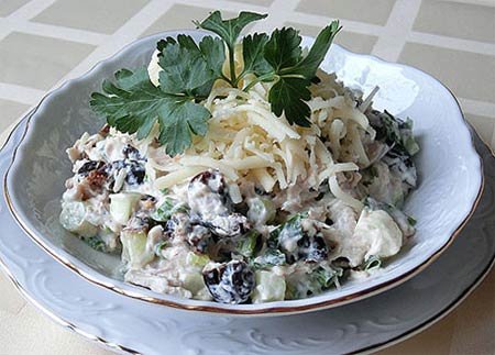 Салат с черносливом и курицей