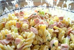Салат с макаронами и ветчиной