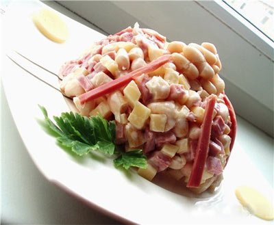 Салат с фасолью и ветчиной