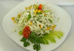 Салат с капустой и кукурузой