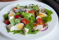 Салат из помидоров и яиц