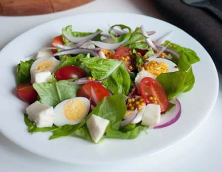 Салат из помидоров и яиц