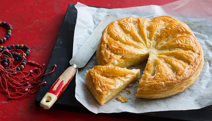 Пирог из слоеного теста с творогом