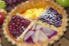 Пирог из слоеного теста с ягодами замороженными