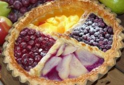 Пирог из слоеного теста с ягодами замороженными