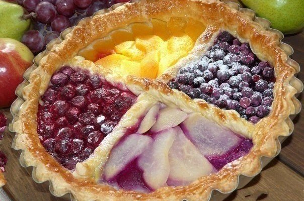 Пирог из слоеного теста с ягодами замороженными