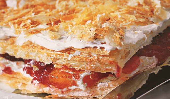 Пирог из слоеного теста с вареньем