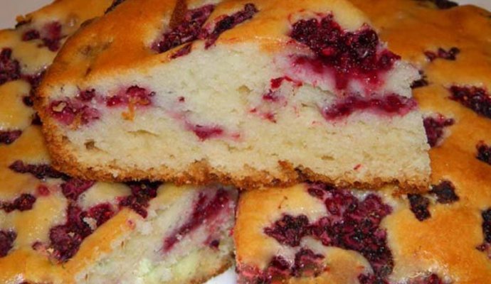 Пирог на кефире с вареньем