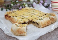 Пирог из слоеного теста с сыром