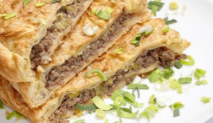 Пирог из слоеного теста с фаршем