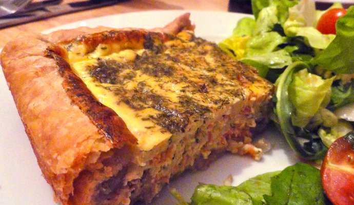 Заливной пирог с рыбными консервами