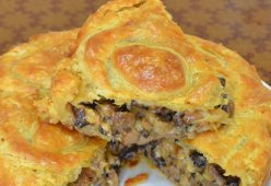 Пирог из слоеного теста с картошкой