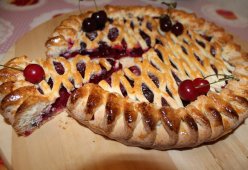 Пирог из слоеного теста с замороженной вишней