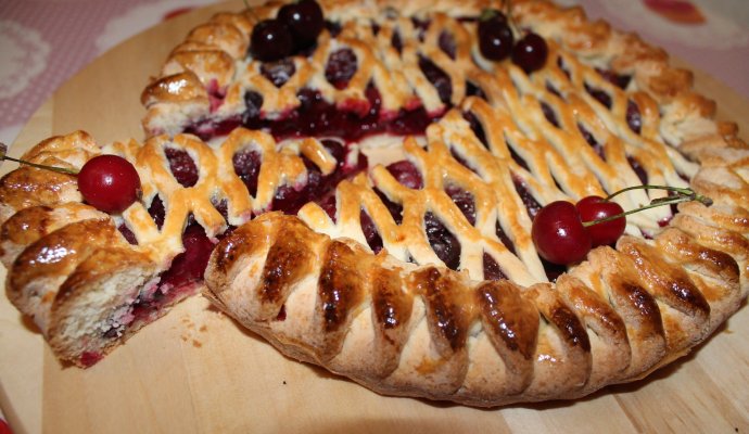 Пирог из слоеного теста с замороженной вишней