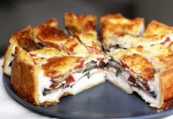 Пирог из слоеного теста с курицей