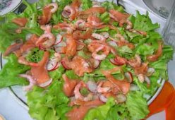 Салат с семгой и креветками