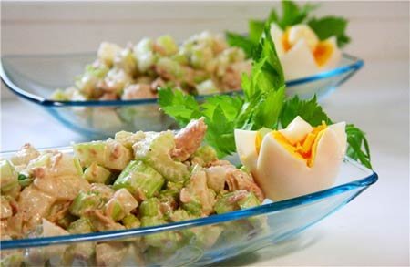 Салат с тунцом и сельдереем
