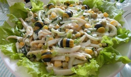 Салат с кальмарами и кукурузой