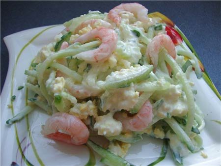 Салат с креветками и огурцами