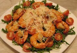 Салат с креветками и рукколой