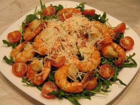 Салат с креветками и рукколой