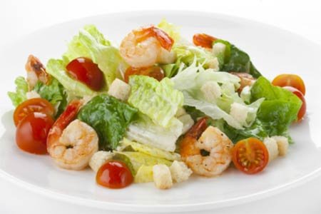 Салат цезарь с креветками