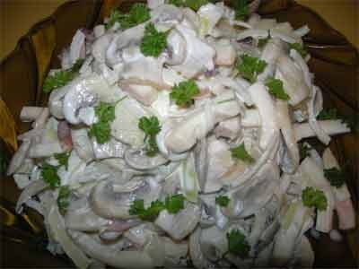Салат с кальмарами и грибами