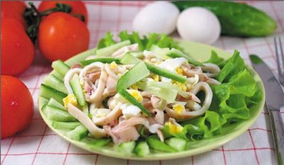 Салат с кальмарами и огурцом