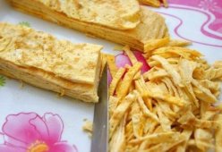 Салат с яичными блинчиками