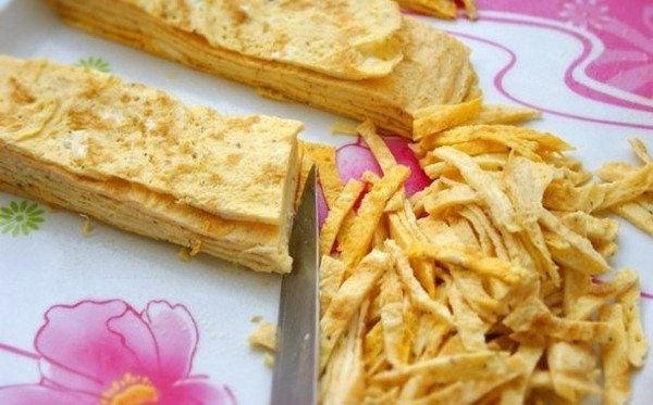 Салат с яичными блинчиками