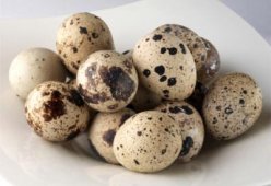 Салаты с перепелиными яйцами