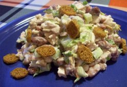 Салат с сухариками и фасолью