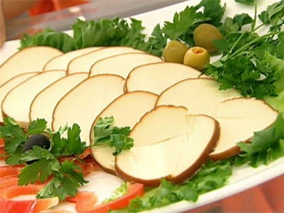 Салат с колбасным сыром