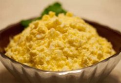 Салат сырный с чесноком