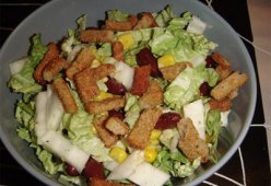 Салат с сухариками и кукурузой