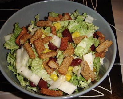 Салат с сухариками и кукурузой