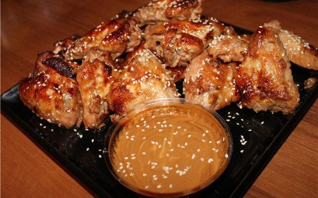 Жареные крылышки в соевом соусе с медом