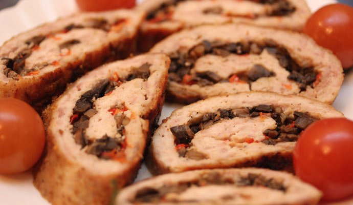 Рулет из курицы с грибами