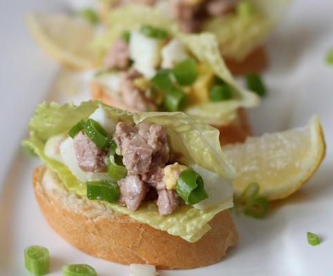 Закуска брускетта с печенью трески