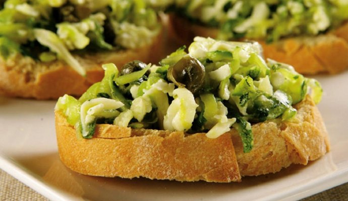 Вкусные брускетты с языком и авокадо