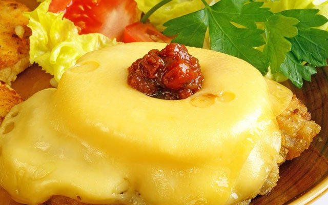 Закусочный бутерброд с сыром и ананасом