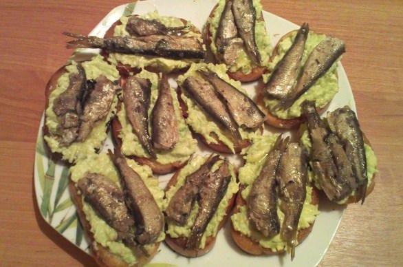 Закусочные бутерброды со шпротами