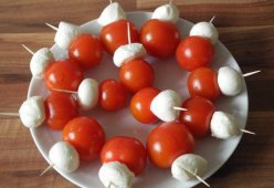 Канапе с мини-моцареллой и помидорами черри
